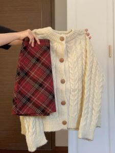 Retro Twist ถัก หลวม เสื้อสเวตเตอร์ สีแดง ลายสก็อต กระโปรงสั้น ชุดสองชิ้นสําหรับผู้หญิง สไตล์เกาหลี การทายวัย คาร์ดิเกน เสื้อสเวตเตอร์