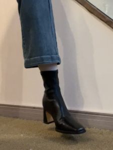 สไตล์ฝรั่งเศส สีดำ Slim Boot หัวเหลี่ยม ส้นหนา ยืดได้ รองเท้าบูทสั้น เรียบหรู บุคลิกภาพ ผู้หญิง ฤดูใบไม้ผลิ ฤดูใบไม้ร่วง รองเท้าบูทเดี่ยว