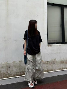 กระโปรงยาวทรงเอเอวสูงสำหรับผู้หญิงในฤดูใบไม้ร่วง ดีไซน์เก๋ไก๋ กระโปรงสั้นแบบลำลอง สีเทาเข้ม กางเกงขายาวแบบลำลองสำหรับผู้หญิง