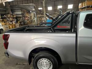 โรลบาร์ทรงคลาสสิค ขายาว พร้อมหูร้อยของ ผลิตจากเหล็กหนา อบกันสนิม พ่นสีดำระเบิด สลักโลโก้