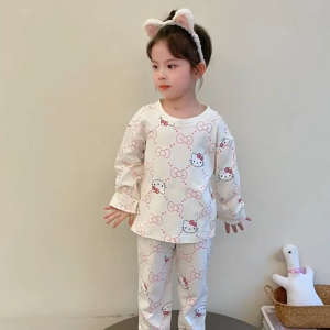 👧🏼🐱 Hello Kitty เสื้อผ้าชุดนอนเด็กผู้หญิง ลายการ์ตูนน่ารัก 2025 ใหม่ แขนยาวกางเกงยาว 2 ชิ้น สบายสุดๆ