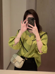 เสื้อเชิ้ตแขนสั้นสีเขียวสไตล์ย้อนยุคสำหรับผู้หญิง ฤดูร้อนปี 2025 ดีไซน์เก๋ไก๋ เสื้อเชิ้ตสไตล์ฝรั่งเศส เสื้อเชิ้ตทรงหลวมสบายๆ