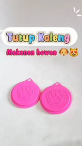 Tutup makanan kaleng kucing dan anjing