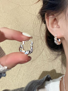 Classic Versatile Golden Twisted Hairpin Earrings Womens Luxury Simple Retro Horned Bag Ear Jewelry Geometric Pattern