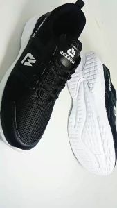 Sepatu Olahraga Desain Modern & Nyaman untuk Pria & Wanita