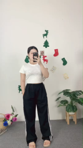 ชุดเซ็ตแฟชั่นผู้หญิง เสื้อยืดแขนสั้นผ้านุ่มเข้ารูปจับคู่กางเกงขากระบอกทรงตรง ใส่แล้วลุคสดใสชิลล์และมีสไตล์