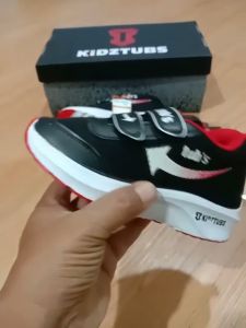 Koleksi Sepatu Sekolah Anak Laki-Laki dari KidzTubs