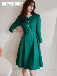 Đầm xoè nhẹ nhàng cổ tròn sát tay dài