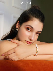 สร้อยข้อมือไข่มุก ZEGL Designer รุ่น Camellia ทรงเรโทรสไตล์ Hepburn สำหรับผู้หญิง เครื่องประดับแฟชั่นฤดูใบไม้ร่วง/ฤดูหนาว