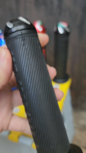 HANDGRIP GRIP BULU TULISAN FUZION TIMBUL PLUS JALU STANG CNC EMPUK ENAK DIGENGGAM UNIVERSAL