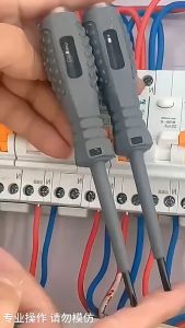 ไขควง ทดสอบ ไฟฟ้าพกพา เครื่องทดสอบแรงดันไฟฟ้า หัวแบน/หัวไขว้ มีให้เลือก 2 แบบ สามารถวัดไฟได้ AC DC 12-220V น้ำหนักเบาและพกพาสะดวก