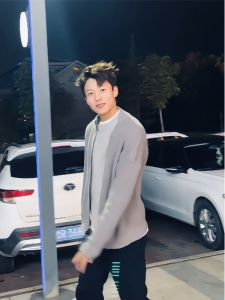 เสื้อคาร์ดิแกนถักแบบโอเวอร์ไซส์สไตล์อเมริกันสำหรับผู้ชาย คอตั้งครึ่งตัว เสื้อสเวตเตอร์ถักแบบสวมหัว ทรงหลวม ฤดูใบไม้ผลิและฤดูใบไม้ร่วง