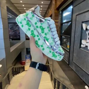 รองเท้าผู้ชายหล่อรองเท้าสีขาวเพชรเต็มเทรนด์ใหม่ฤดูใบไม้ผลิและฤดูร้อนรองเท้าผ้าใบลำลองแฟชั่นพื้นหนาเพิ่มความสูง