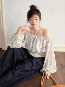 Áo Blouse Họa Tiết Chấm Bi Tay Bồng Dáng Xòe Vai Trễ