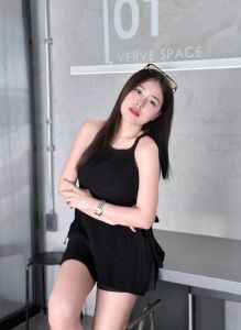 เสื้อสายเดี่ยวตัวยาว ผ้าไหมพรม ดีเทลเชือกผูกข้าง 🍬 จะใส่เที่ยว ใส่ทำงาน คือได้หมด ผ้ายืดเยอะมาก รุ่น บอดี้