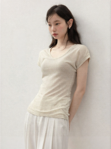 Cantonstory | Áo Thun V-Neck Màu Be Phong Cách Tối Giản