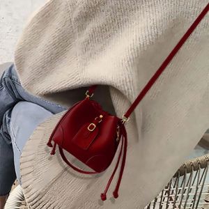 Red French Style Bucket No Zipper Shoulder Bag 2025 New Solid Niche Design Mini Fashion Crossbody Bags Women Versatile Carry Bag