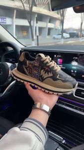 Lilyshoes รองเท้าผู้ชาย2025รองเท้ากีฬาลำลองผู้ชายแบบใหม่รองเท้าลำลองผ้าพิมพ์ลายตาข่ายแฟชั่นตัดต่ำรองเท้ากีฬาใส่สบาย