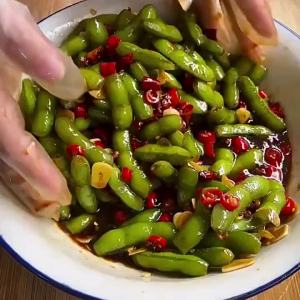 Ready-to-eat Spicy Boiled Edamame in Pods