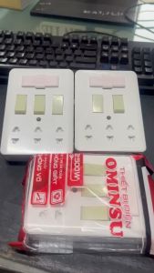 Bảng điện OMINSU (2 công tắc 3 công tắc ) 3 lỗ cắm cao cấp chống giật chống vỡ chịu tải đến 2500W