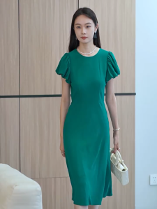 Đầm cổ tròn sát tay phồng ngắn dáng xoè dài trơn tối giản công sở
