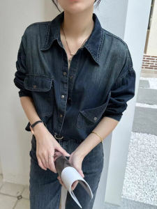 เสื้อเชิ้ตยีนส์ทรงหลวมสำหรับผู้หญิง ฤดูใบไม้ผลิ 2025 ดีไซน์กระเป๋า ทรงหลวม แฟชั่น ใส่ได้หลายชั้น เสื้อเชิ้ตแขนยาว