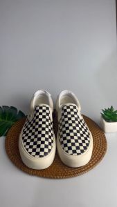 Sepatu Sneakers Slip On Pria Wanita Hitam Putih