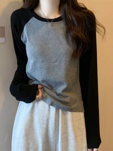 เสื้อยืดคอกลมแขนยาวผู้หญิง 2024 ฤดูใบไม้ร่วง/ฤดูหนาว เสื้อเชิ้ตคอวีแขนยาวผ้าขนแกะสไตล์เกาหลี ปกติ แขนยาว คอกลม เสื้อเชิ้ต