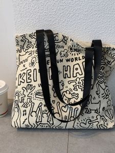 กระเป๋าผ้าใบสไตล์ใหม่กระเป๋าสะพายสตรีความจุขนาดใหญ่ไม่ซ้ํากันแบรนด์อินเทรนด์ที่กําหนดเองสําหรับนักศึกษาวิทยาลัย