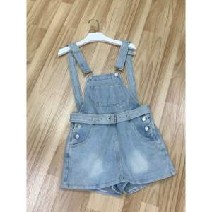 ชุดเอี๊ยมกระโปรงยีนส์สั้น แต่งกระเป๋าหน้า 3329