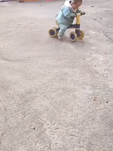 Xe chòi chân cân bằng thăng bằng 4 bánh 3 bánh đồ chơi vận động cho bé XTB6