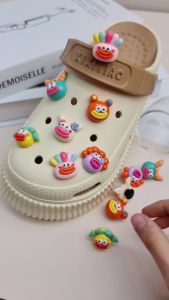 Bộ 12 Charm Sticker chủ đề môi dày hề Mayto gắn Dép Cross Dép Sục Cá Sấu JB-161