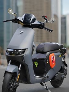 กระเป๋าใส่โทรศัพท์มือถือแบบกันน้ำสำหรับรถจักรยานยนต์ไฟฟ้า 9 คัน ที่นั่งหลังแบบย้อนยุค ฟังก์ชันหลายอย่าง อุปกรณ์ตกแต่ง