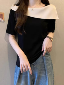 WANGGONGZHU | เสื้อยืดแขนสั้นไหล่เดียวคอกลมแขนสั้นผู้หญิงฤดูร้อน 2025 ใหม่สไตล์ฝรั่งเศสหรูหรา ตัดเย็บแบบผสมผสาน ดีไซน์เล็ก