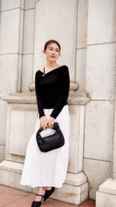 Áo T-Shirt Cổ Xéo Dáng Slim Fit Chất Vải Mềm Maybi