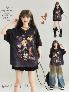 Keiko | Áo Thun Ngắn Tay In Graffiti Cổ V Casual
