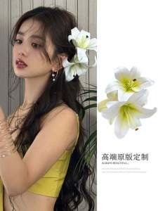 Blogger Favorite สีขาว กิ๊บติดผมลายลิลลี่บนหัวเครื่องประดับผมดอกไม้ที่สมบูรณ์แบบสําหรับถ่ายภาพวันหยุด Original ดีไซน์