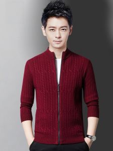 ROMON | เสื้อคาร์ดิแกนถักผ้าขนสัตว์คอปกสูงสไตล์ยุโรปสำหรับผู้ชาย ฤดูหนาว 2023 แจ็คเก็ตขนสัตว์สีแดง แฟชั่นสตรีท แจ็คเก็ตแบบมีซิป