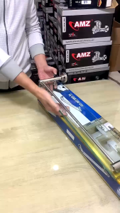 kệ kính nhà tắm cao cấp QUANG TƯỜNG được làm từ inox 304 và kính cường lực
