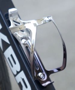 ROCKBROS ที่ใส่ขวดจักรยานที่ใส่ขวดน้ำอลูมิเนียมอัลลอยด์ทนทานเบามาก MTB จักรยานเสือหมอบกระบอกน้ำที่จับ Botol Minuman กันน้ำ