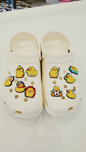 Sticker 2D Charm jibbitz gắn dép sục mẫu C30 vịt vàng