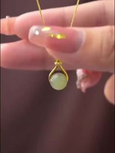 READY 18k Saudi Gold Pawnable Hetian Jade Pendant Bringing Wealth and Good Luck Lucky Necklace Womens Light Luxury Temperament Clavicle Chain