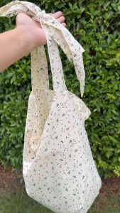 กระเป๋า สีนมข้น สีขาวนวล ลายดอกไม้ กระเป๋าสีนมข้น สีขาวนวล ลายดอกไม้