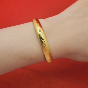 กำไลทอง กำไลคลิปล็อคจิกตัดลาย เส้นผ่านศูนย์กลาง 5.3 ซม.ชุบทอง ดีไซส์สวย ดูดี ใส่ออกงานได้ มีปลายทาง