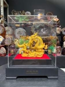 💰风水摆件镀纱金 祥龙献瑞 包括红礼盒 ➡️镀金身祥龙献瑞🐲 龙珠🔮 {将龙爪抓着龙珠作为摆件放置在家中，寓意着家庭的繁荣和财运的旺盛}  高(Height): 25cm 宽(Width): 21x13.5cm 重(Weight)加礼盒重: 0.85kg