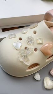 Set 13 Sticker Charm 3D chủ đề tim vân đá Mayto gắn Dép Cross Dép Sục Cá Sấu JB-185