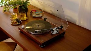 Audio-Technica AT-LPW50BTRW Wireless Fully Manual Belt-Drive Turntable
