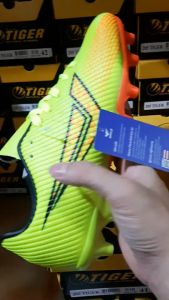 Wingz Wz1010 รองเท้าฟุตบอลชุด 39-43 ซึ่งส่งพร้อมกล่อง 100% สบายพร้อมส่ง