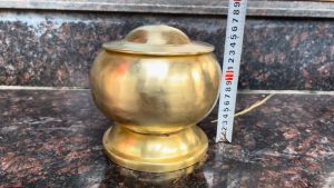 Bình bát khất thực bằng đồng vàng gò tay theo yêu cầu (Cao 16cm đk bầu 16cm đk nắp 15cm)