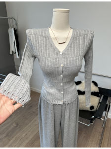 เสื้อคาร์ดิแกนถักคอวีแขนยาวทรงสลิมฟิต ทรงเข้ารูป เสื้อชั้นใน เสื้อตัวบน ทรงเข้ารูป แขนยาว คอวี กระดุม แฟชั่นฤดูใบไม้ร่วง